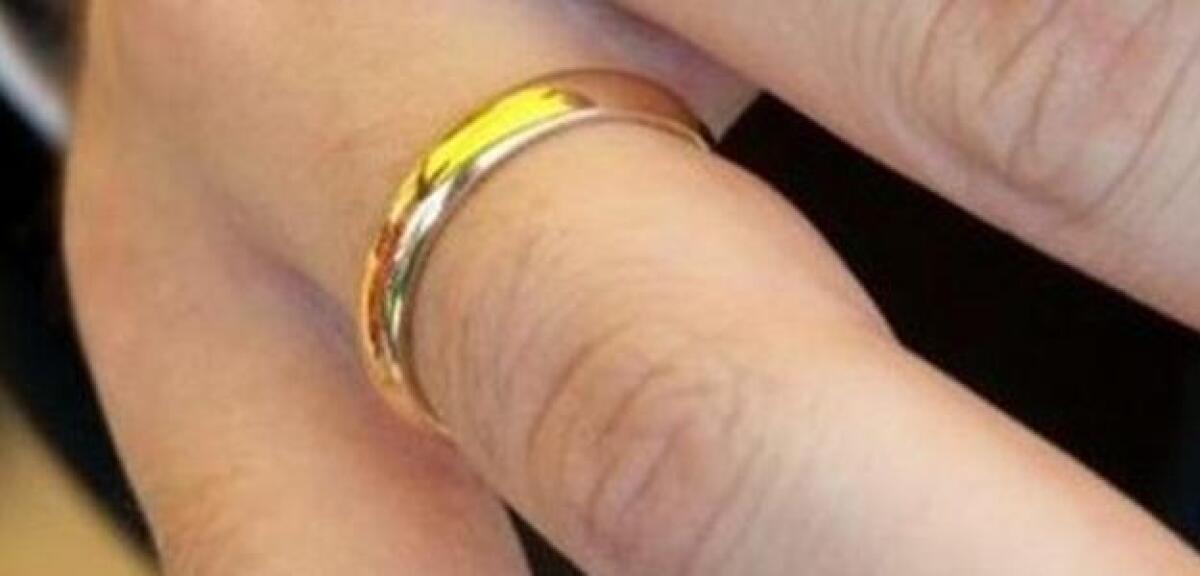 L'anello nuziale gli provoca un'infezione, i pompieri costretti a tagliarlo - 