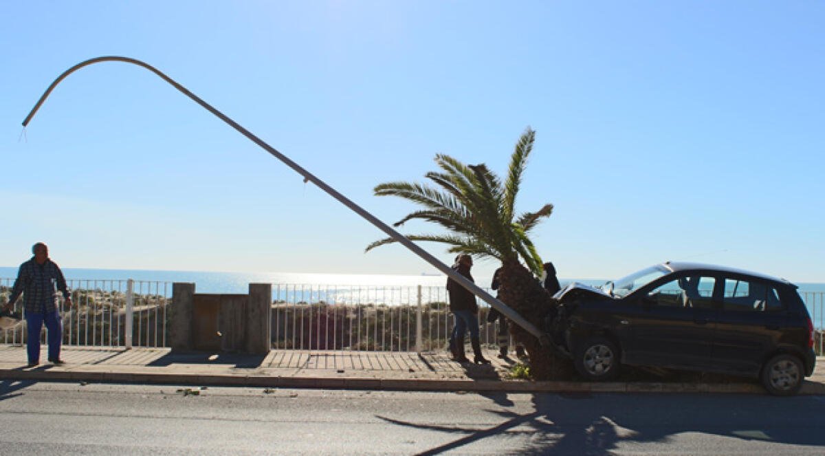 Con una "Picanto" abbatte una palma e un palo della luce, due donne in ospedale - 