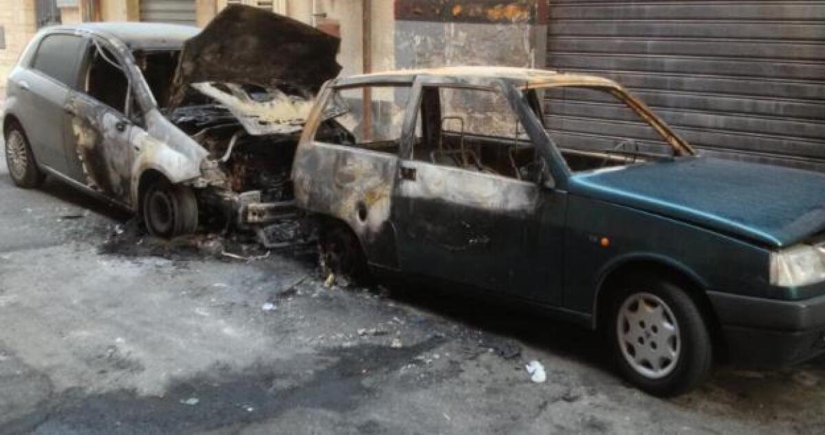 Fuoco in via Mazara del Vallo, due auto incendiate nel cuore della notte - 