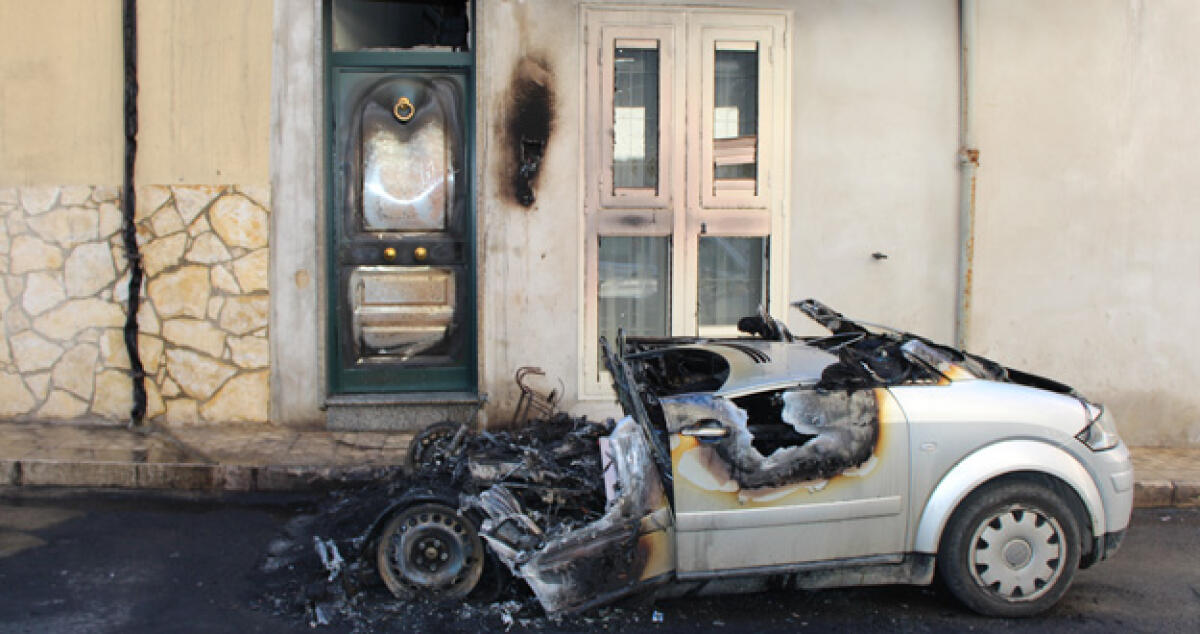 Notte di fuoco in città, 5 auto bruciate e il prospetto di una casa annerito - 