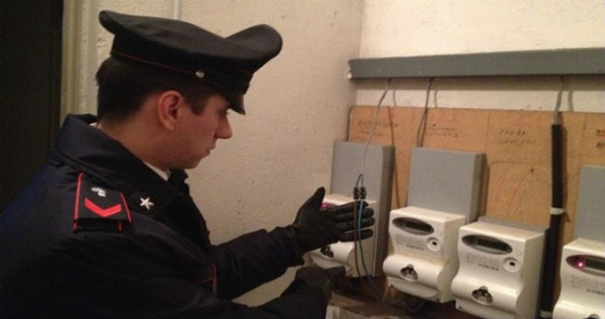 Scoperto con allacci abusivi alla rete elettrica, scatta la denuncia - 