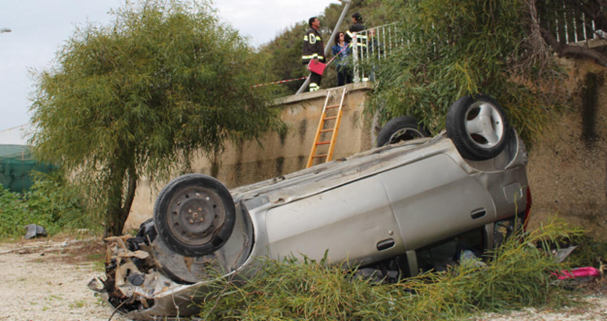 "Volano" nel parcheggio del club La Vela, a bordo di una Punto tre automobilisti - 