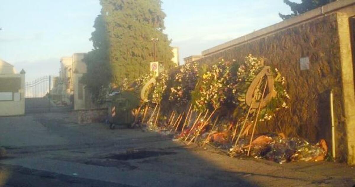 La salma resta fuori perchè il cimitero è chiuso, don Aldo: una vergona -
