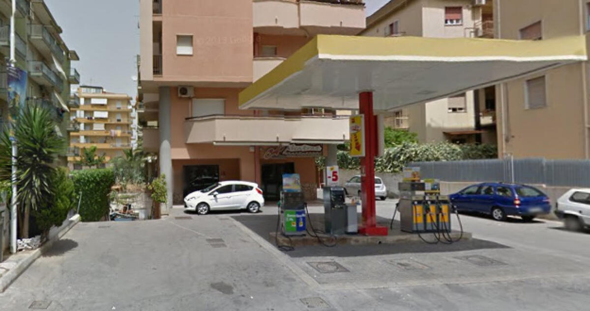 Caccia al rapinatore del distributore, analizzate le telecamere esterne - 