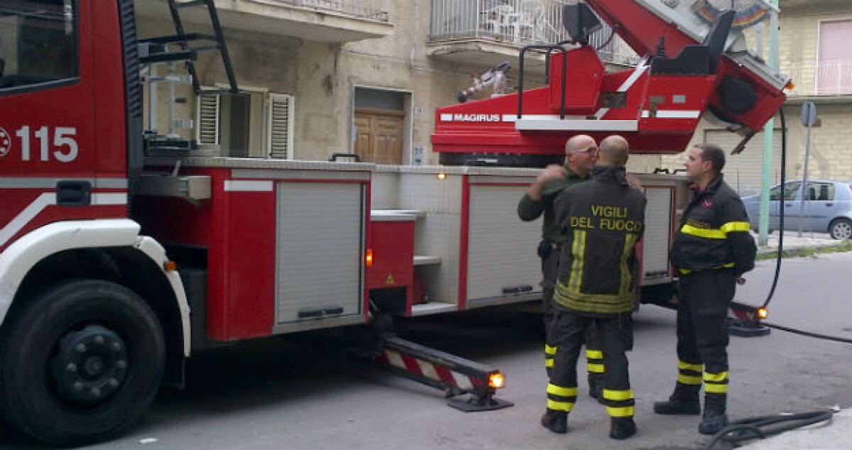 Incendio in un casolare di campagna, i vigili del fuoco evitano il peggio - 