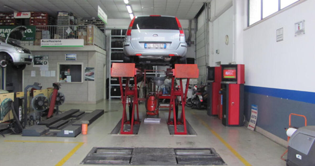 Macchina usurata ma revisionata, denunciato tecnico centro revisione - 