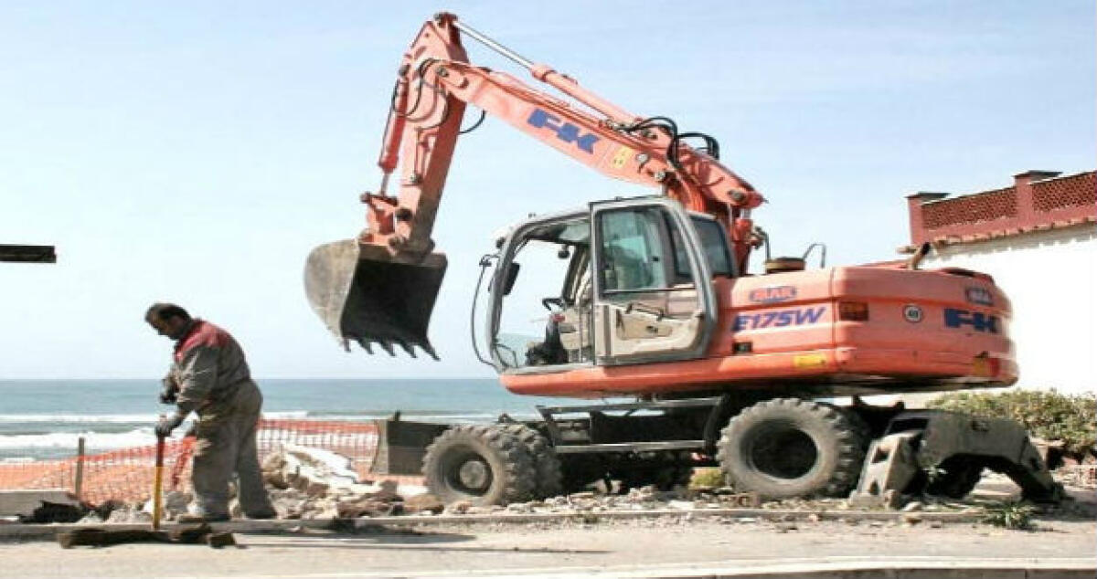 Demolizione fabbricati abusivi, su 15 imprese solo due presentano un'offerta - 