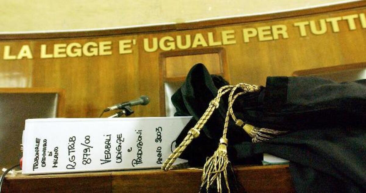 Candeggina gettata contro una professionista: Una donna dovrà risarcirla - 