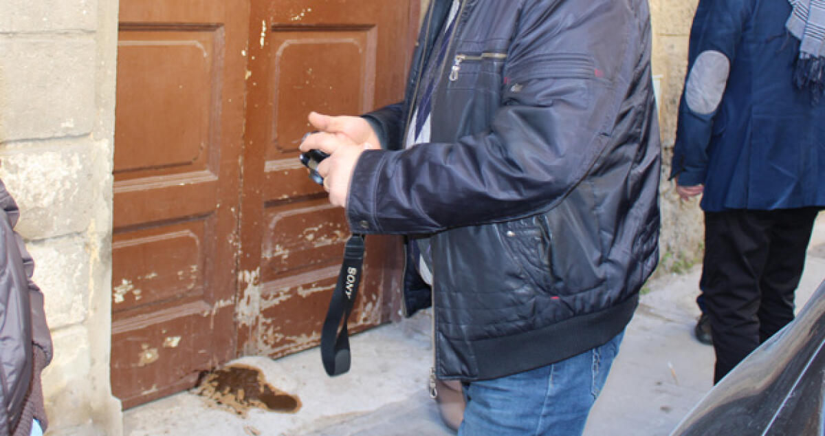 Prima l'auto bruciata, poi gli escrementi sul portone: cosa succede a Canale 10? - 