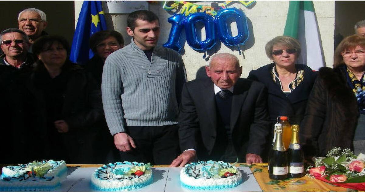Il quartiere San Giacomo in festa per i 100 anni di nonno Nicolò Lo Chiano - 