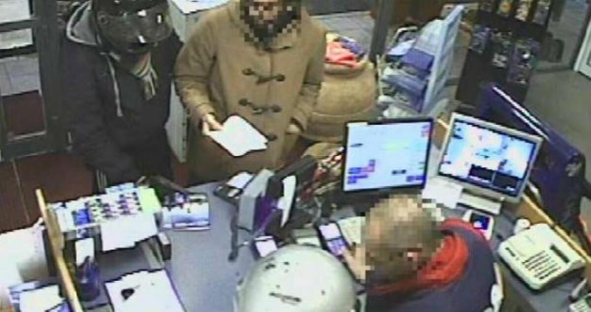 Rapina alle 9 del mattino al "Fortè", tre banditi feriscono anche due impiegati - 