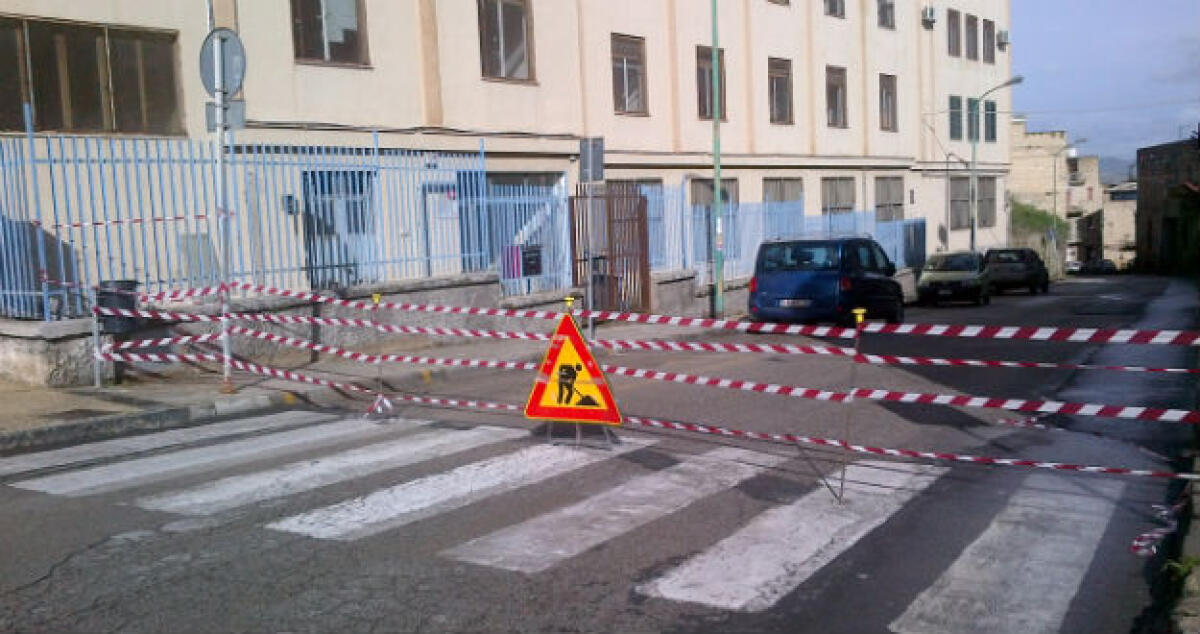 Crolli e allagamenti, la pioggia ha colpito nelle zone più a rischio della città - 