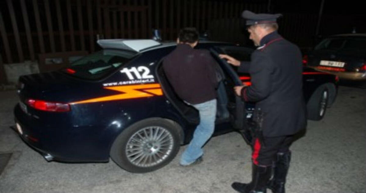 Fiamme a un motocarro Piaggio, trovata  una bottiglia con del liquido infiammabile - 