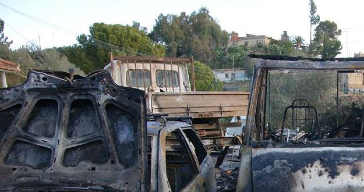 Maxi rogo nel piazzale di un'officina: in fiamme camper ed auto - 