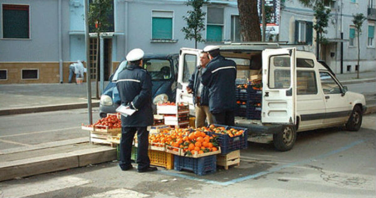 Scarichi delle auto ed emissioni: Controlli sui prodotti venduti in via Venezia - 