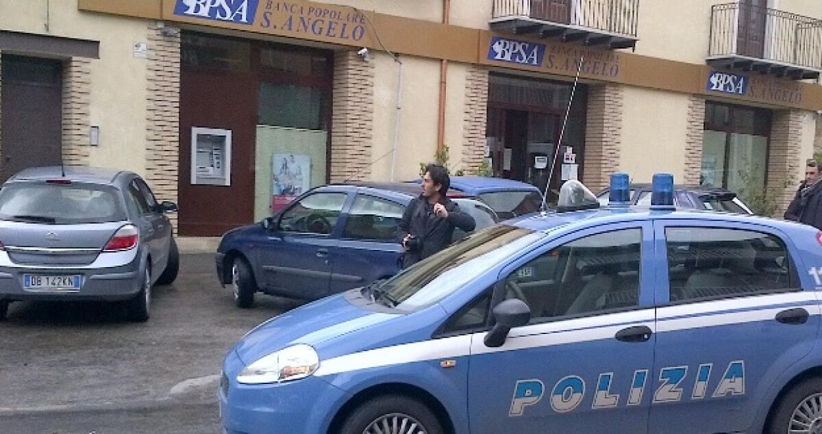Rapina alla banca Sant'Angelo, tre in azione col taglierino: ferito un cassiere - 