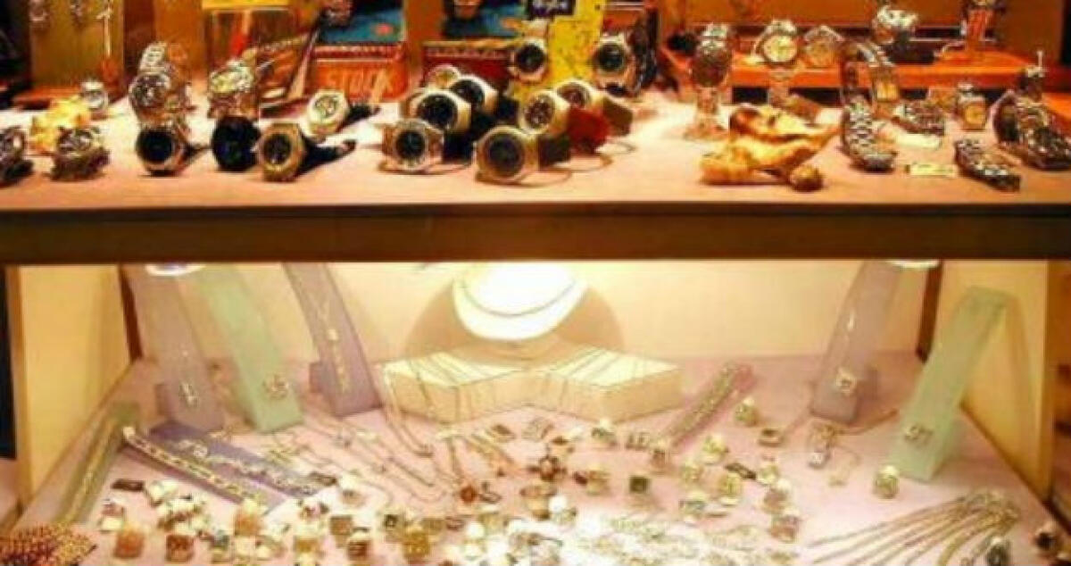 Tentano il colpo grosso in una gioielleria: Ladri messi in fuga dall'allarme - 