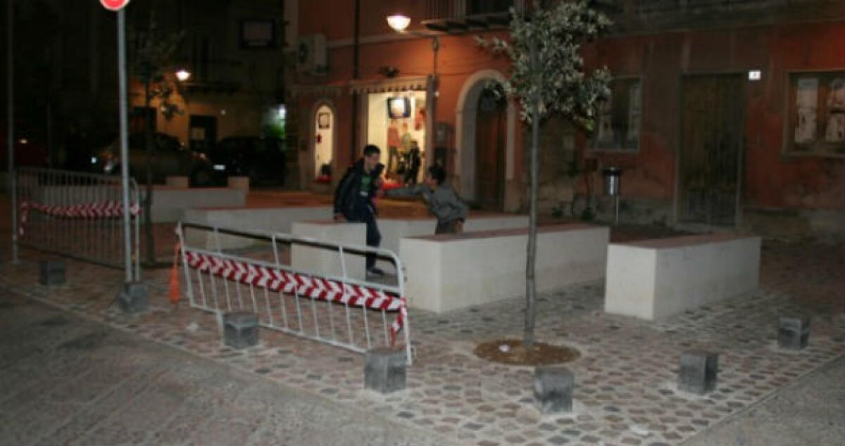 Cade e finisce al pronto soccorso: Piazza Salandra fatale per un vigile urbano -