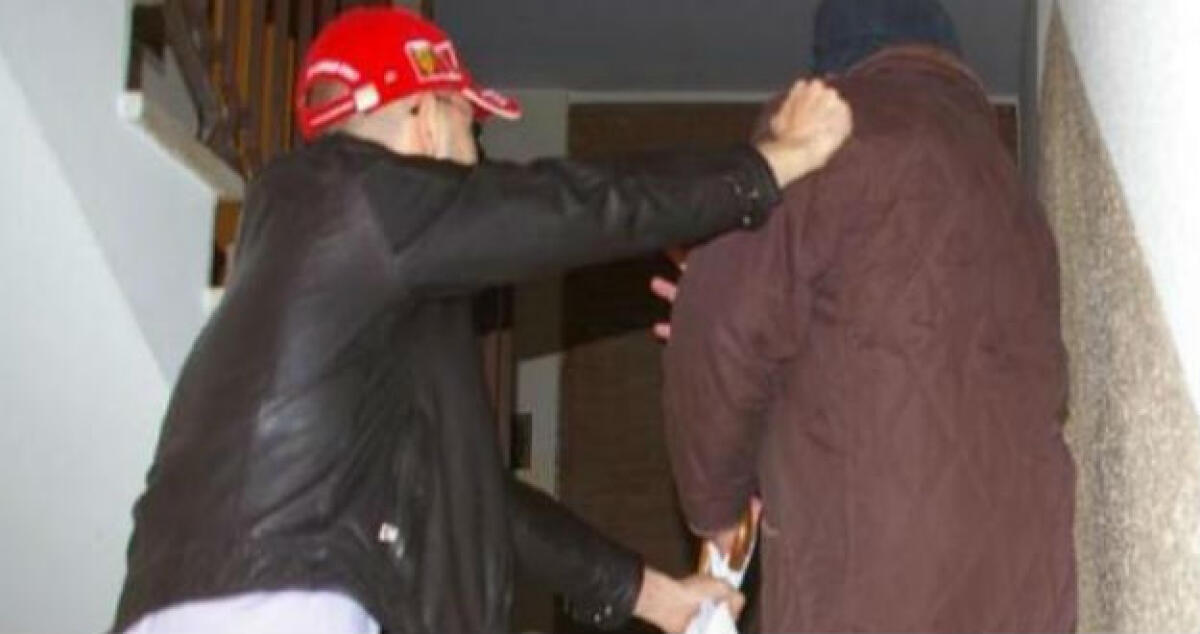 Rischia di essere investito, protesta e per risposta viene picchiato in via Palazzi - 