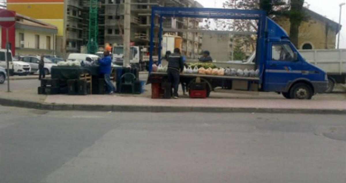 Botte per accaparrarsi gli spazi di vendita migliori: denunciati nove ambulanti - 