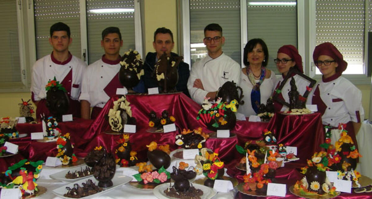 Uova di Pasqua come opere d'arte all'Alberghiero realizzate dagli studenti - 