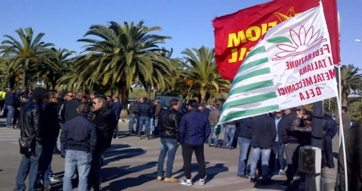 A rischio i posti di lavoro, ancora presidi degli operai Smim e Tucam - 