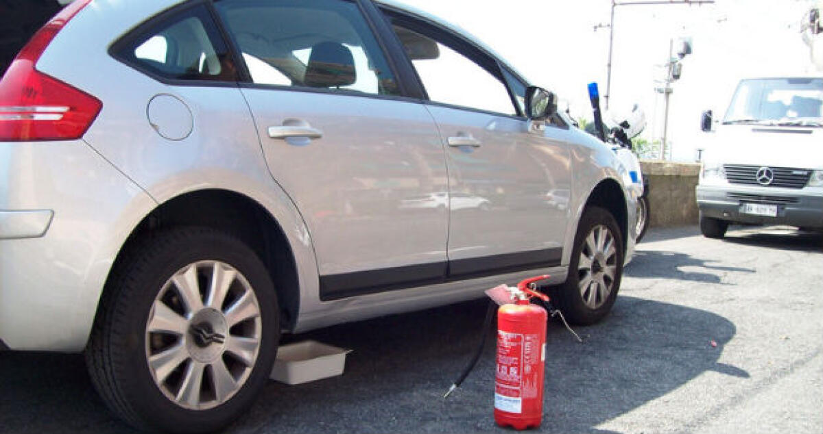 Fuoriuscita di gasolio vicino ad un distributore, allarme in via Palazzi - 