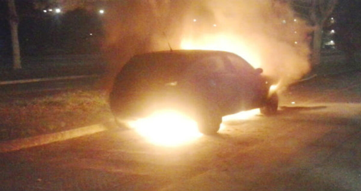 Fiamme in via Crispi: incendiata un'altra auto, colpito un operaio -