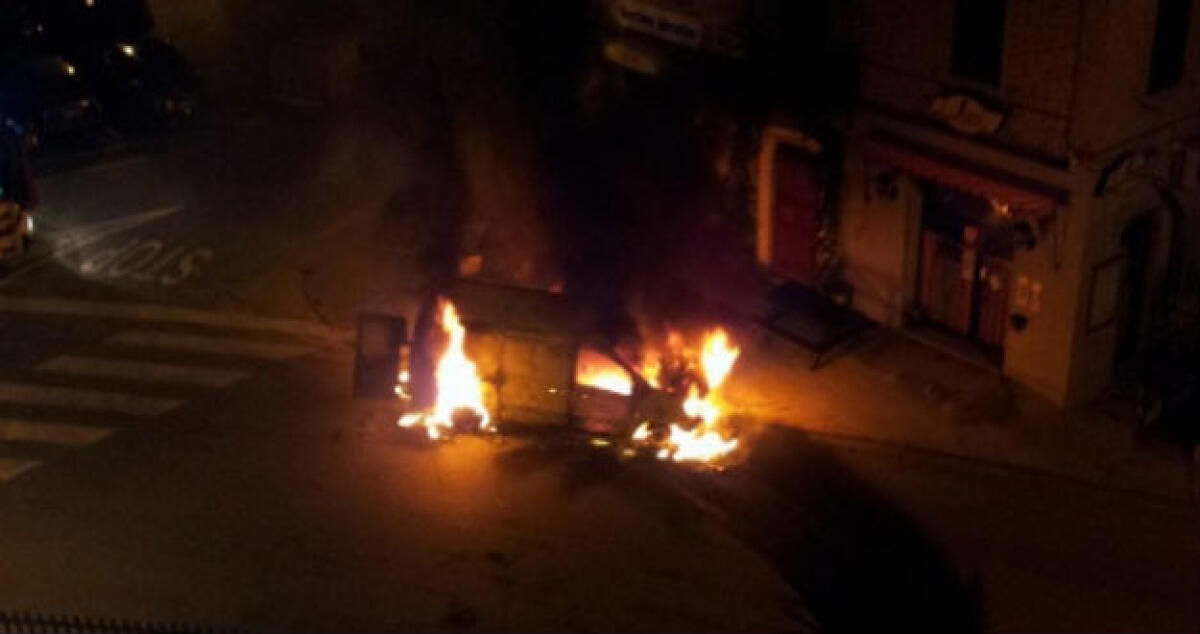 Furgone in fiamme nel quartiere di Scavone, residenti lanciano l'allarme - 