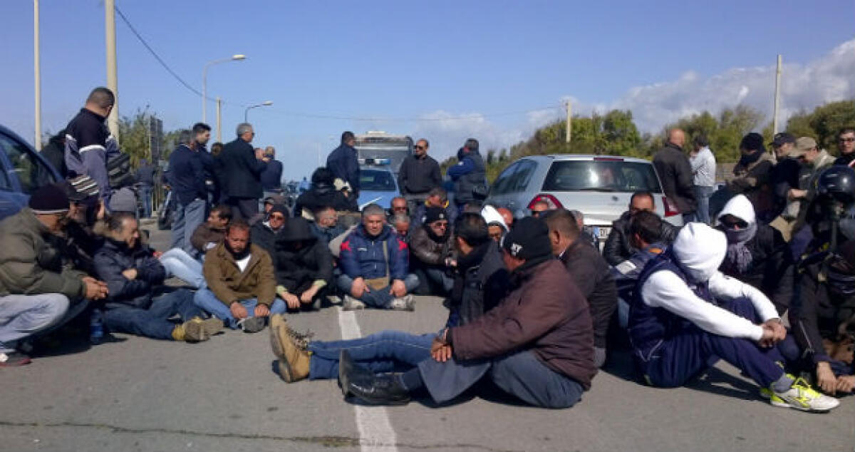 Un pullman di giornalieri Eni tenta di forzare un blocco, tensione con gli operai -