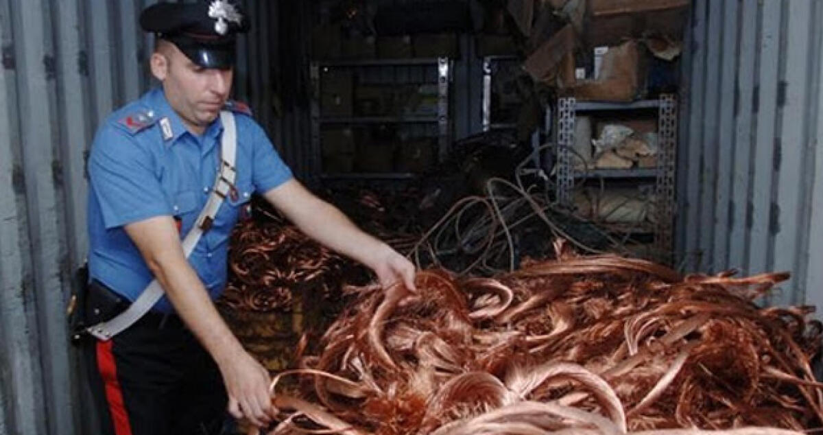 Volevano portarsi via i cavi di rame di un'abitazione, fermati due giovani -