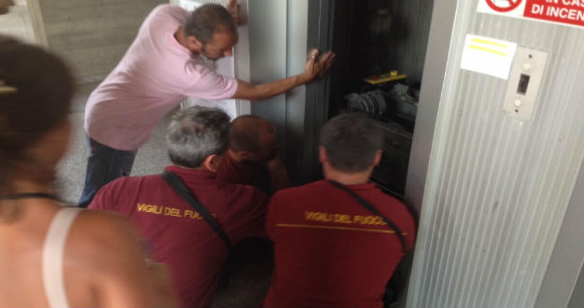 Ascensore bloccato in ospedale, la "liberazione" arriva con i vigili del fuoco -
