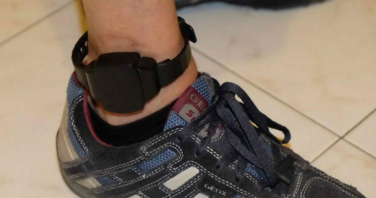 Viola gli arresti domiciliari, verrà controllato con un bracciale elettronico - 