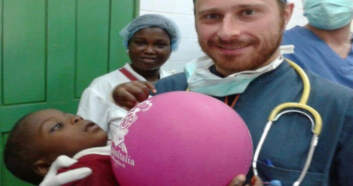Medico gelese in missione umanitaria in Africa per aiutare bambini ammalati - 