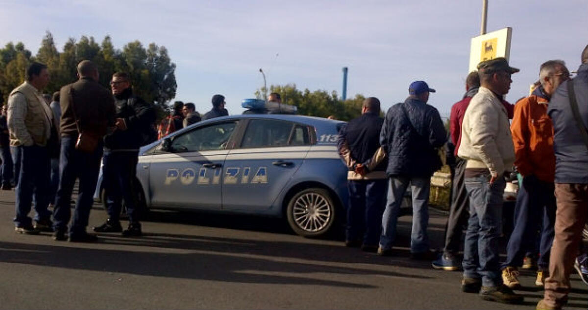 Fabbrica Eni bloccata, operai dell'indotto presidiano tutte le strade d'accesso - 