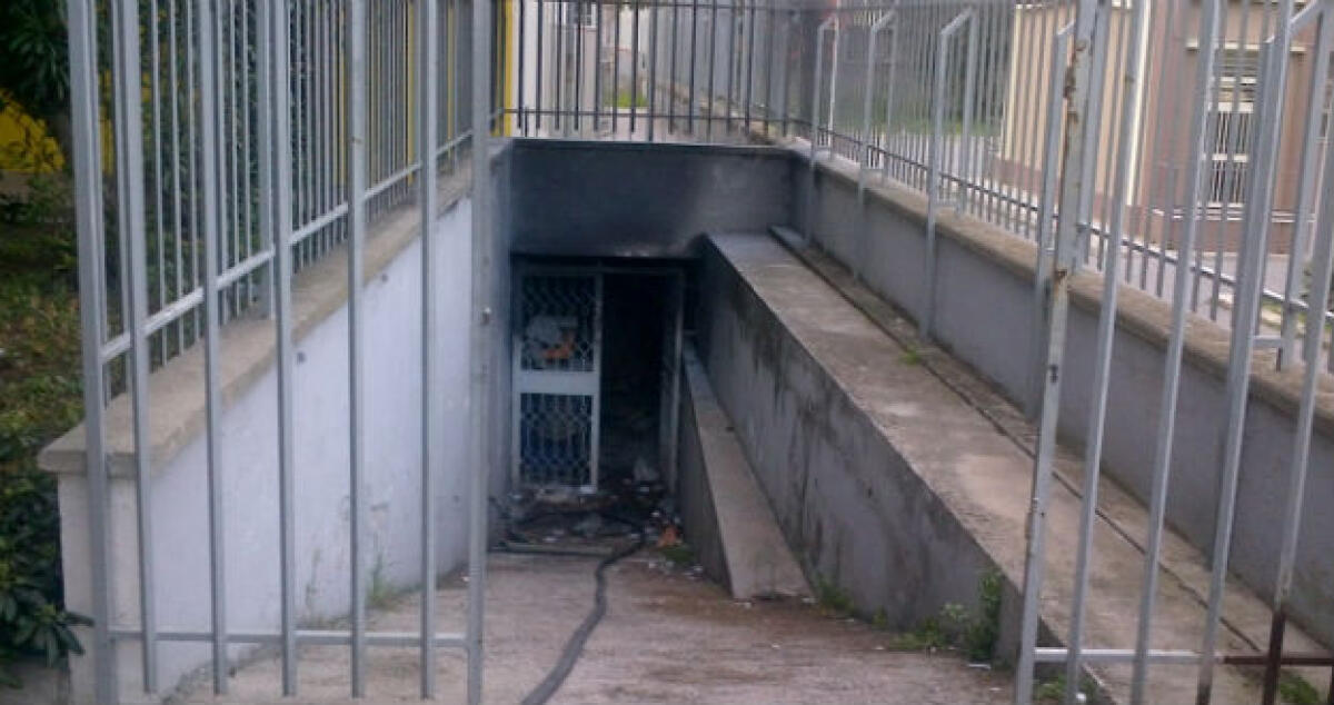 Incendio nel magazzino di un distributore Eni, un barista affronta le fiamme - 