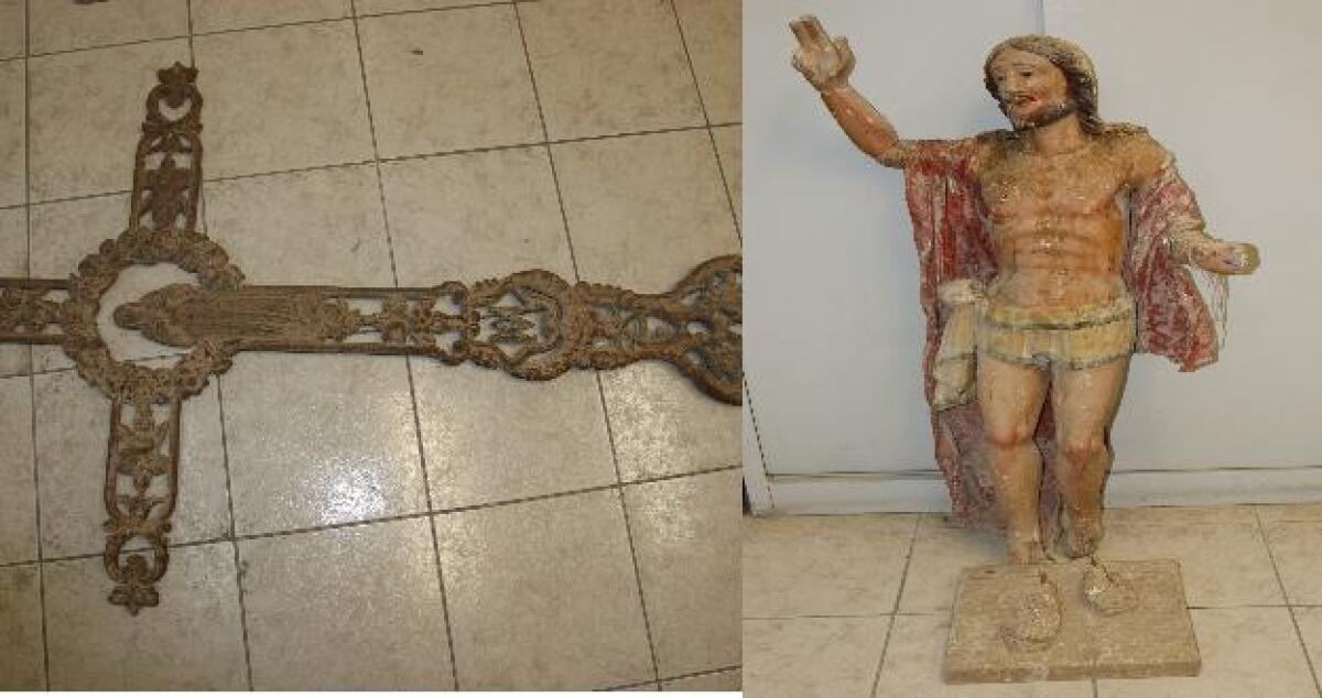 Un crocifisso e una statua del Cristo lasciati davanti la chiesa salesiana - 
