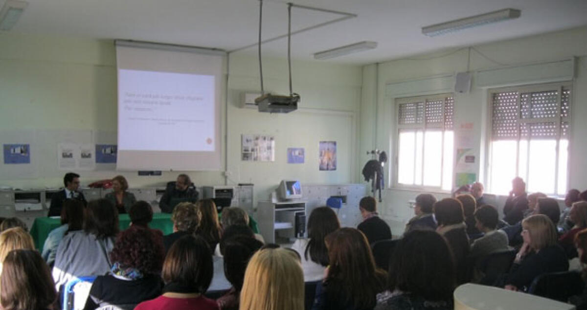 Ragazzi e social media: un incontro formativo sui rischi al liceo scientifico - 