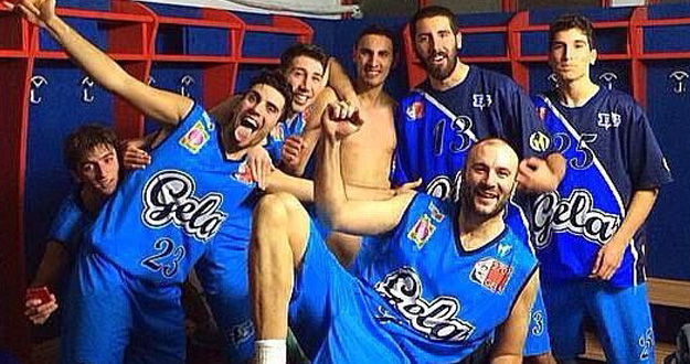 basket%20gela%20esultanza%20vittoria.JPG