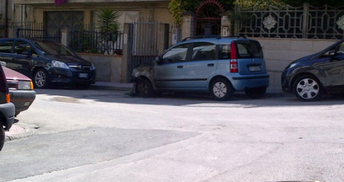 Fiamme a Fondo Iozza, colpita nella notte la Fiat Panda di una casalinga - 