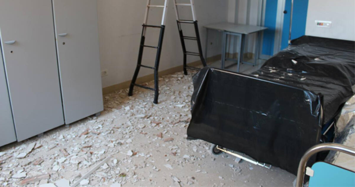 Dipendente dell'ospedale travolto e ferito dagli scaffali dell'archivio - 