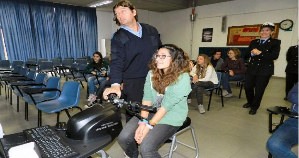 I vigili urbani acquistano un simulatore di guida per insegnare educazione stradale - 