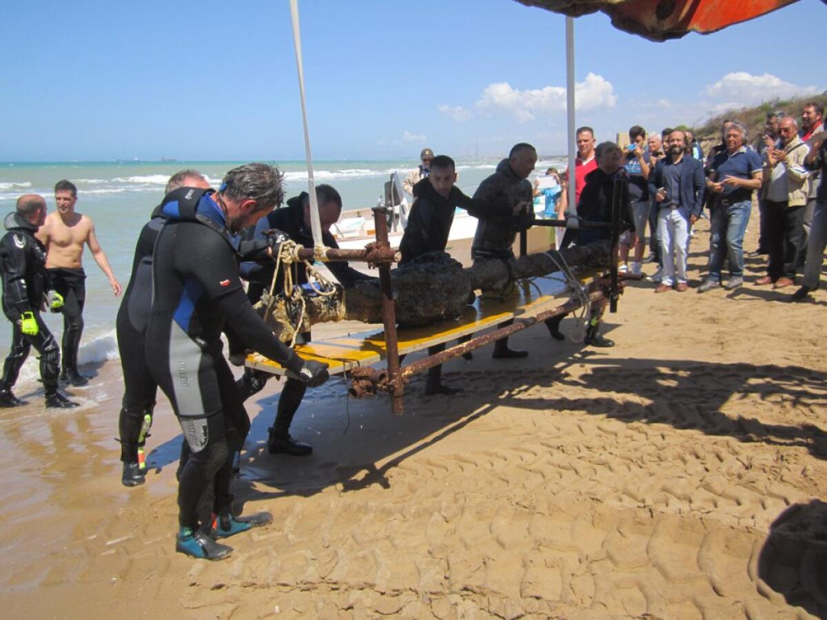 Recuperato un cannone a Bulala, Greco: "la nave arcaica è stata abbandonata" - Il recupero del cannone