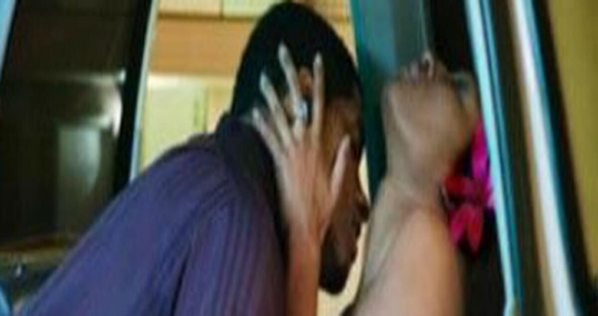 Fa sesso nel furgone con l'amante 20enne nel giorno del suo anniversario di nozze - 