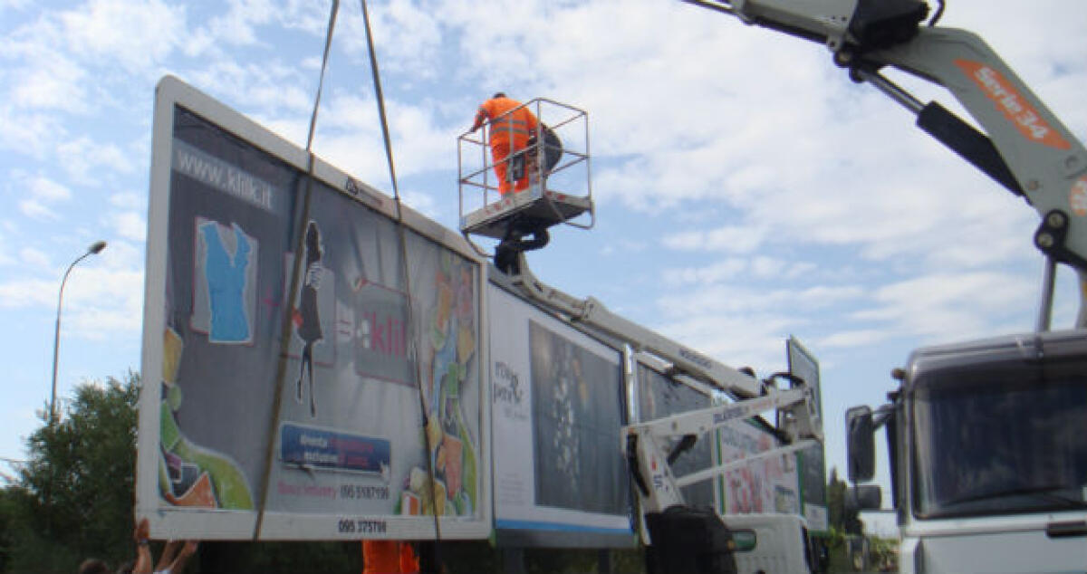 Gli risposero dopo un anno ma l'impianto pubblicitario è "fuorilegge" - 