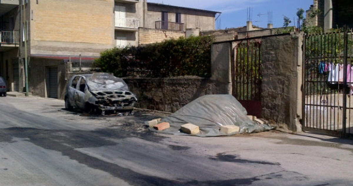 Nuovo rogo in via Mazara del Vallo, distrutte le automobili di due pensionati -