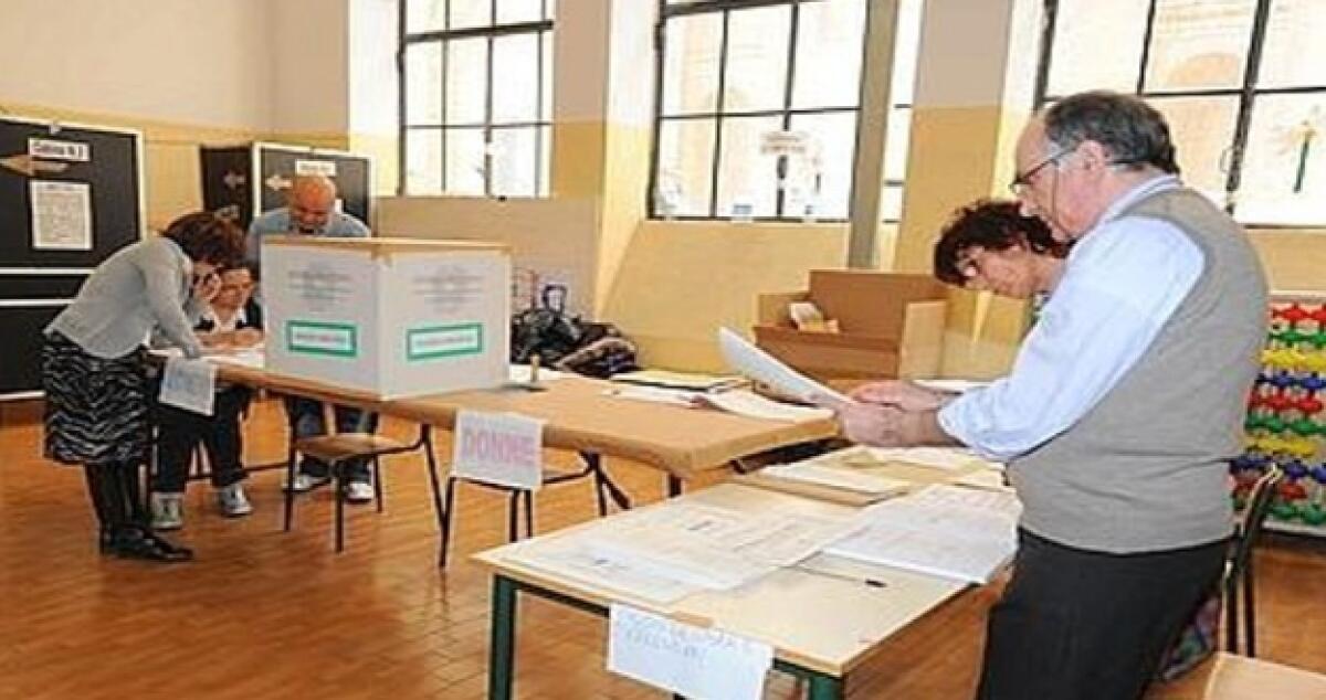 Europee, rifiuta la matita cancellabile, sferra un calcio ai poliziotti e fugge - 