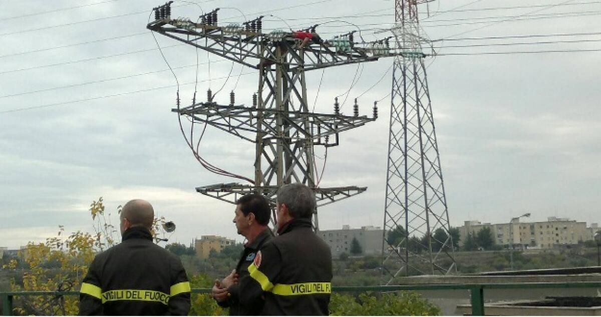 Tenta di rubare cavi elettrici, muore folgorato da una scarica elettrica - 