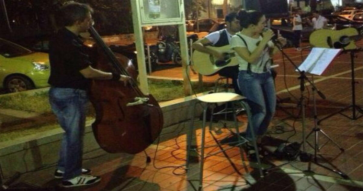 Il contrabbasso accompagna le notti in città: ecco i The Joe's yellow fruits - 