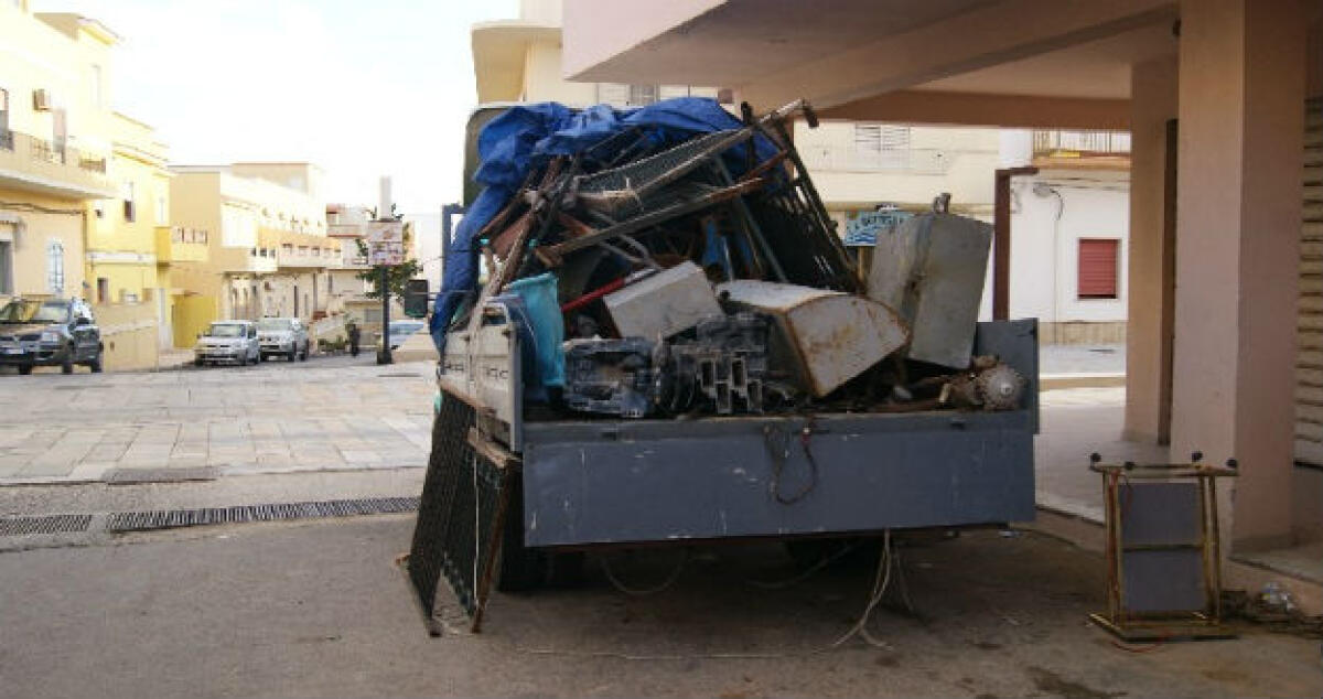 Ferro e rame sono come l"oro", camion in giro per la città: è tutto in regola? - 